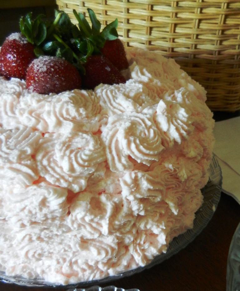 strawberries cake angel food whipped cream fresh berries dessert light cake jello cake gelatin cake